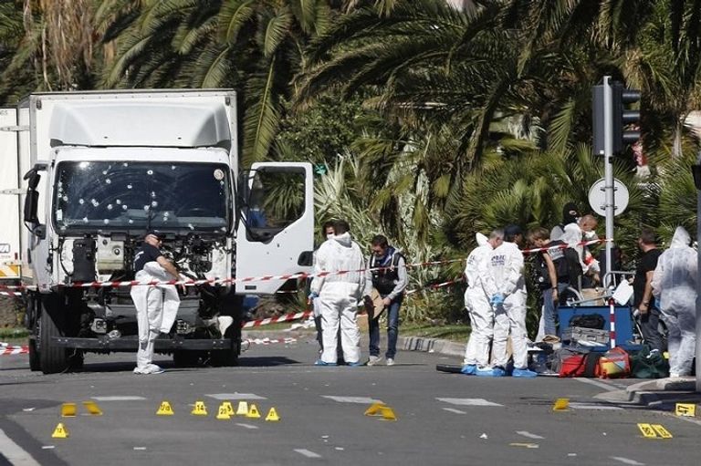 محققون قرب موقع الهجوم في مدينة نيس الفرنسية (رويترز)