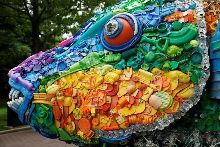 جسم لسمكة مصنوعة من المخلفات البلاستيكية التي يلفظها المحيط الهادي (رويترز)