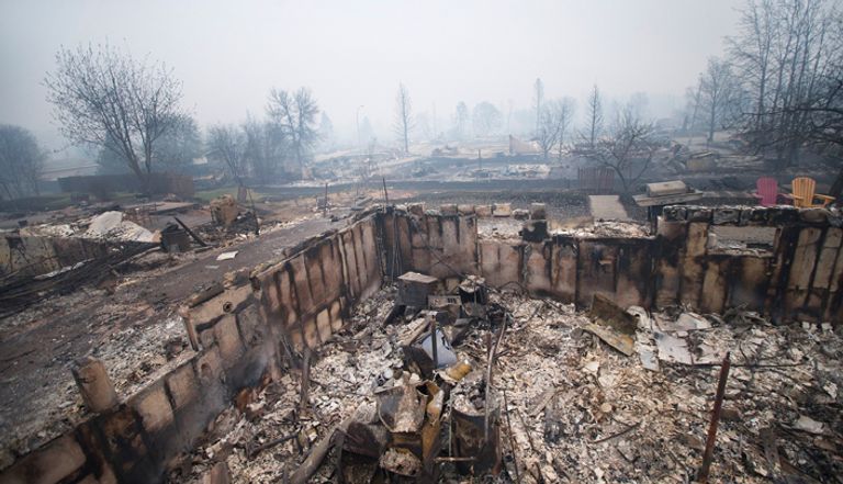 آثار الحرائق المدمرة التي ضربت منطقة فورت ماكموراي الكندية