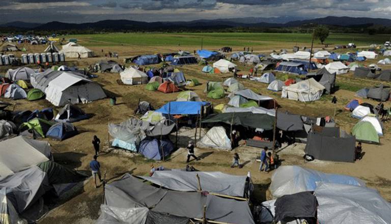 مخيم للاجئيين قب قرية يونانية