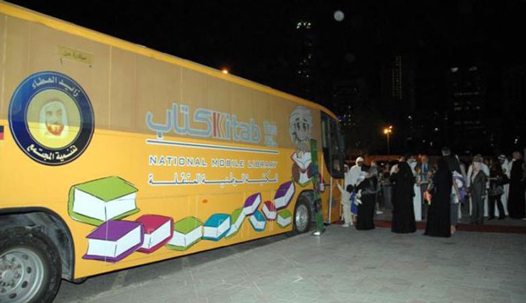 دار الكتب تزود حافلات أبوظبي للإعلام بأحدث الإصدارات