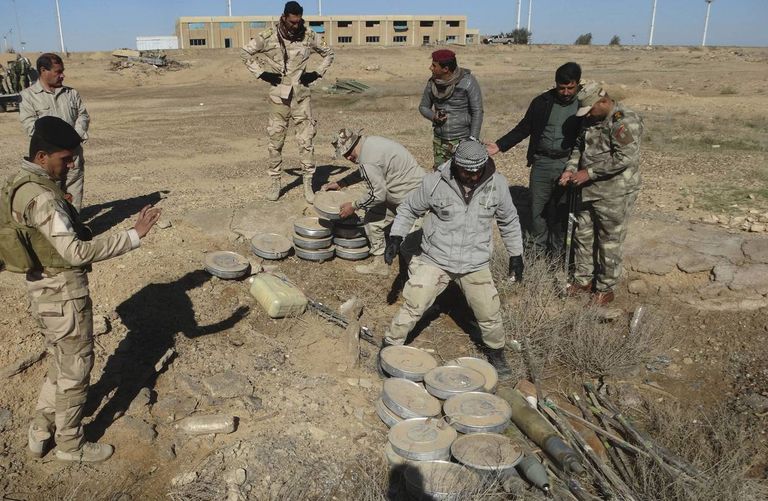 عملية إزالة ألغام في العراق