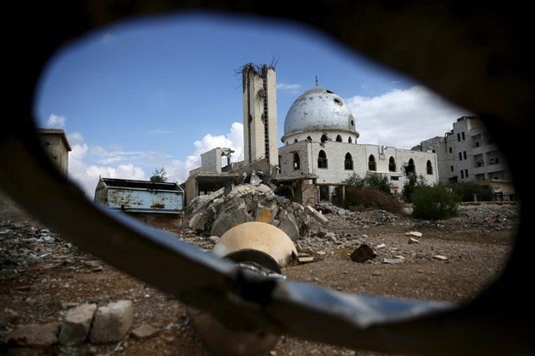 منزل مدمر في الغوطة الشرقية بسوريا (رويترز)