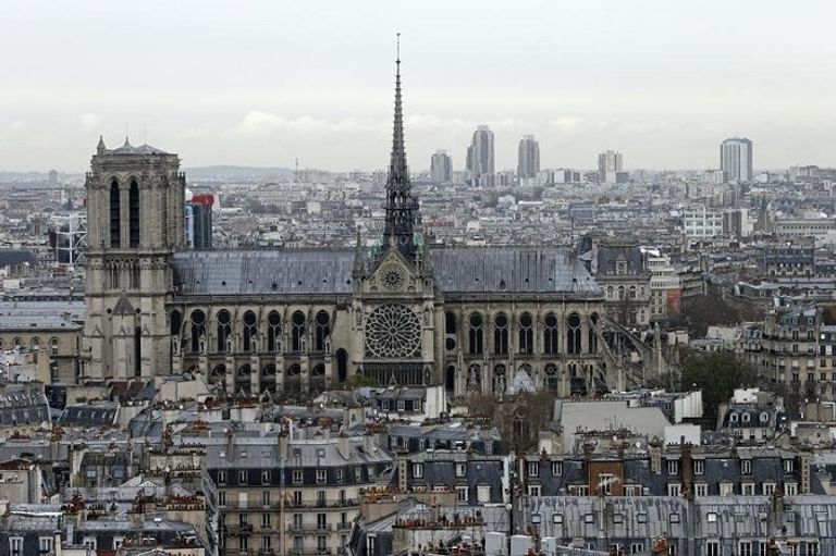 منظر عام لكاتدرائية نوتردام بوسط باريس التي وقفت السيدة بسياراتها أمامها