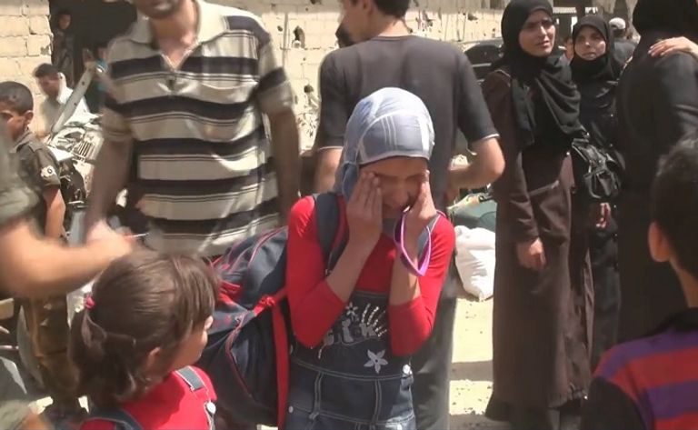 لقطة من فيديو لطفلة مدينة داريا السورية وهي تبكي حزناً على حرق مدينتها
