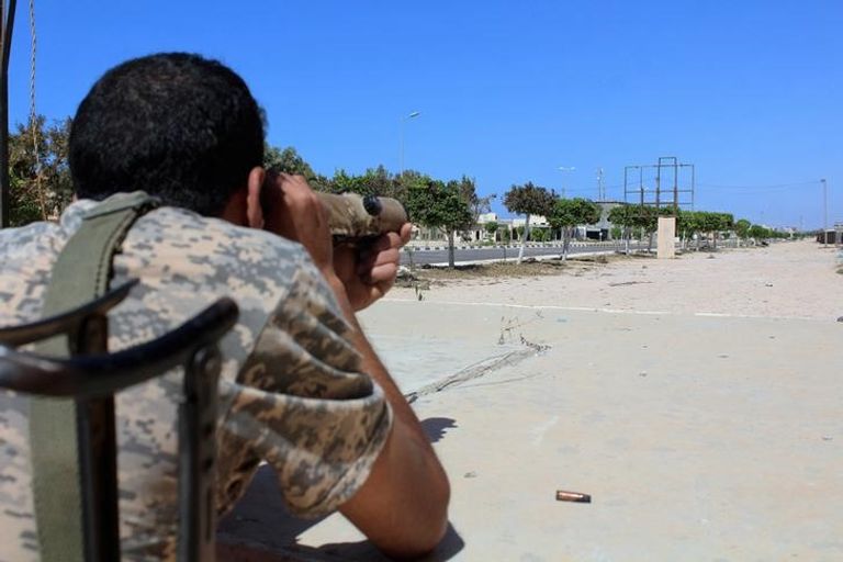 أحد مقاتلي القوات الموالية لحكومة الوفاق الوطني الليبي