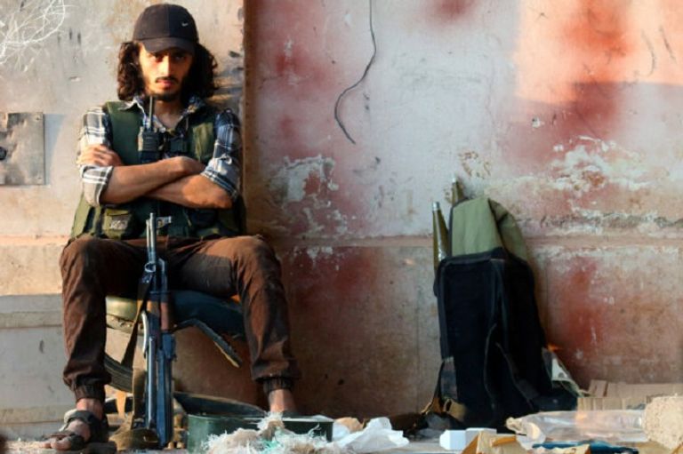 مقاتل سورى معارض فى حلب