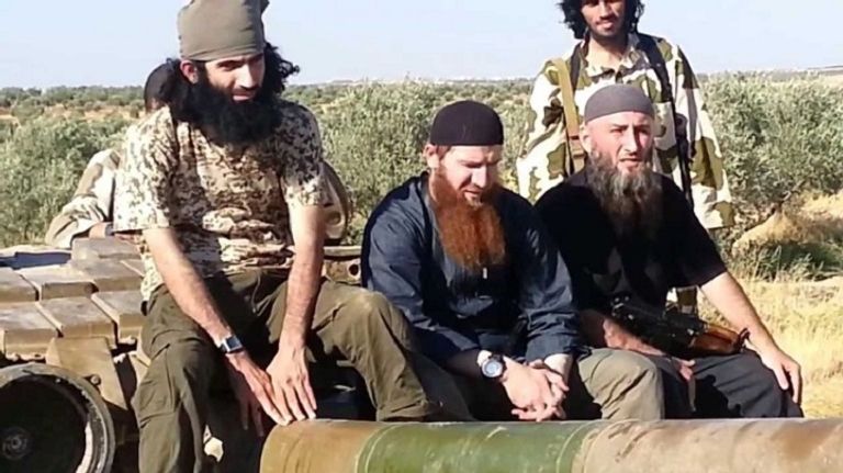 صورة من الإنترنت لعمر الشيشاني (في الوسط) 