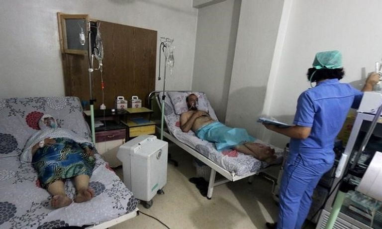 مصابان يتلقيان العلاج بمستشفى في حلب إثر هجوم بغاز الكلور- رويترز