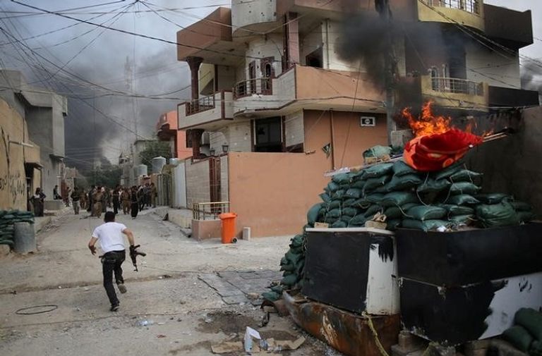 صورة أرشيفية لمسلح كردي خلال اشتباكات في سوريا (رويترز)
