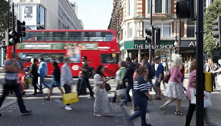 متبضعون يعبرون طريقا في لندن