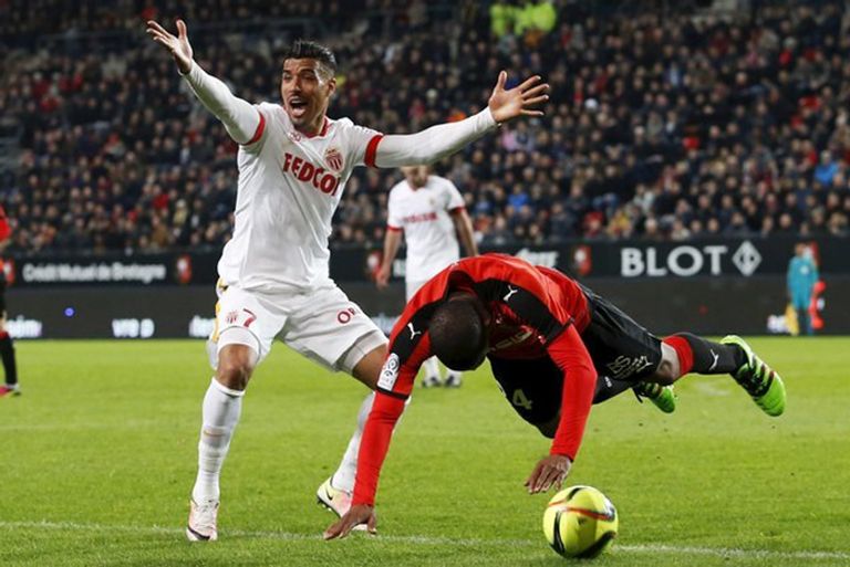 موناكو يهدر فرصة استعادة المركز الثاني في دوري الدرجة الأولى الفرنسي