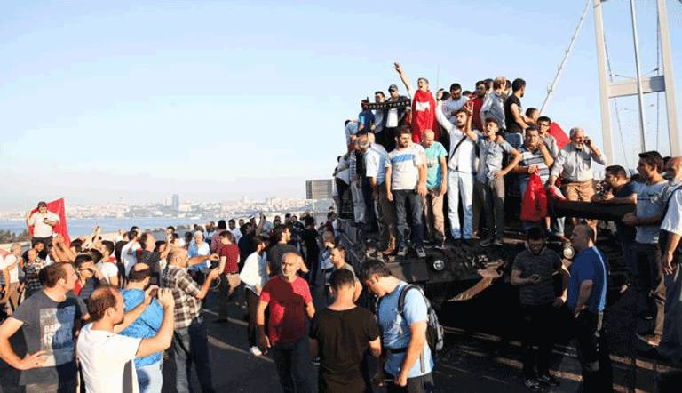مواطنون يعتلون أسطح الدبابات فى تركيا