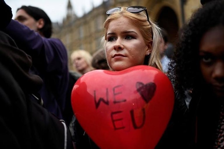 مؤيدة لبقاء بريطانيا في الاتحاد الأوروبي اثناء مسيرة في لندن (رويترز)