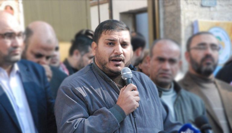 الصحفي أيمن دلول مشاركاً في الإضراب 