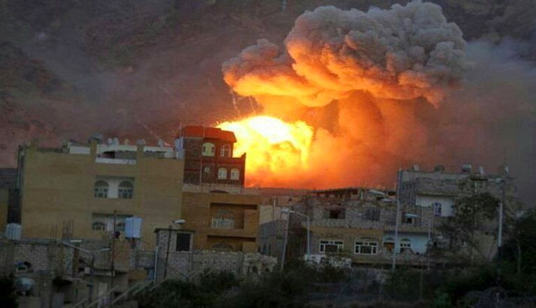 ألسنة النار تتصاعد بعد الانفجار في عدن