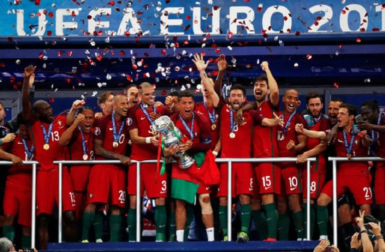 لحظة تتويج المنتخب البرتغالي بكأس الأمم الأوروبية 