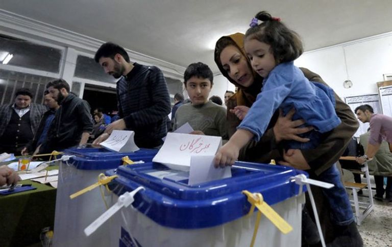 ناخبة تدلي بصوتها في الانتخابات البرلمانية في طهران
