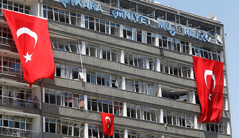 أعلام تركية فوق مقر الشرطة الرئيسي في أنقرة بعد تعرضه للهجوم خلال محاولة الانقلاب