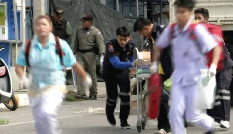 نقذون ومسعفون ينقلون مصابا جراء انفجار قنبلة في تايلاند