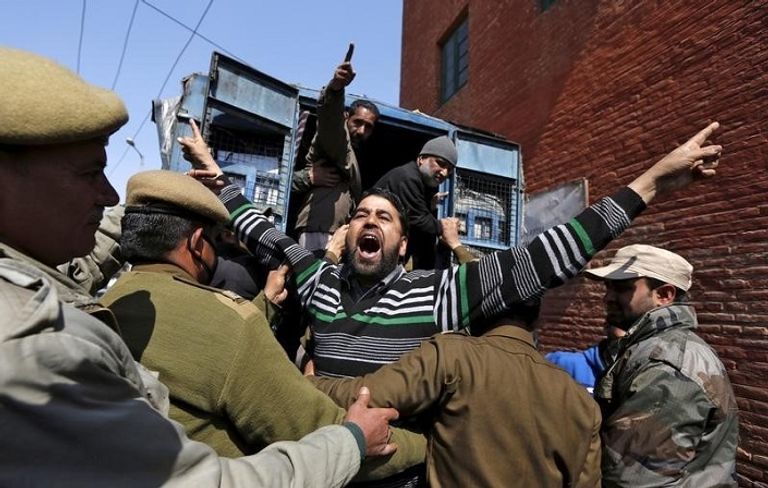 نشطاء مؤيدون لانفصال كشمير خلال مصادمات مع الشرطة الهندية (رويترز)