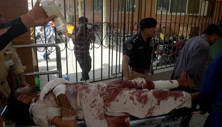 عناصر من الأمن تنقل أحد المصابين في تفجير مردان (أ ب ف)