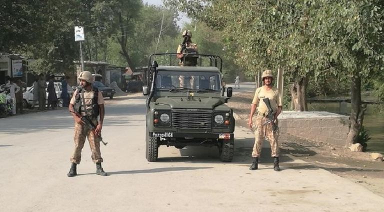 الجيش الباكستاني يحرس شارعا عقب الهجوم