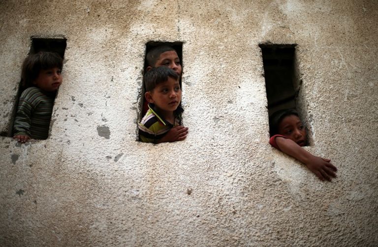 اطفال في أحد مخيمات قطاع غزة (رويترز)