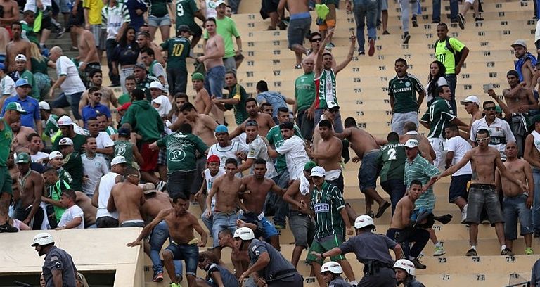 اشتباكات دامية بين جماهير كورنثيانز وبالميراس بالدوري البرازيلي