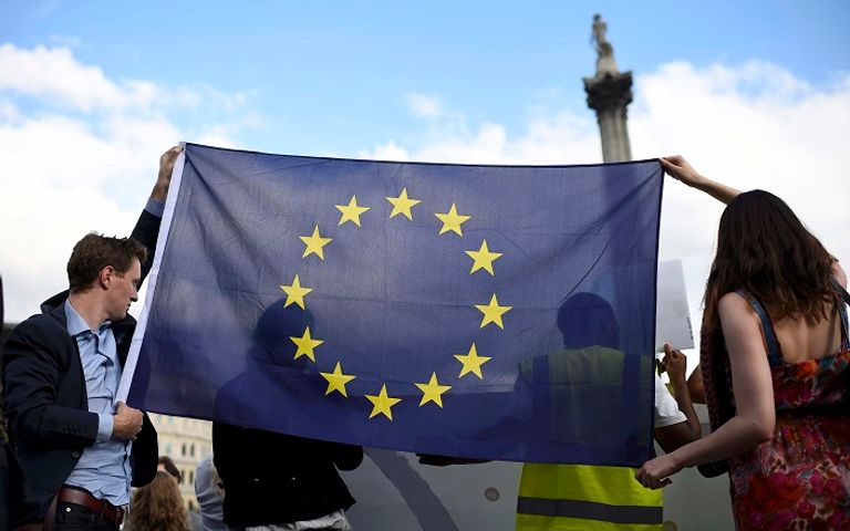 مؤيدون للبقاء في الاتحاد الأوروبي خلال مسيرة في لندن (رويترز)