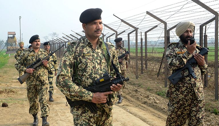 قوات من الجيش الباكستاني قرب الحدود