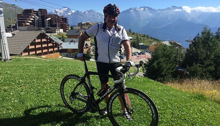 وزير خارجية لوكسمبورج يتسلق جبال الألب بدراجته