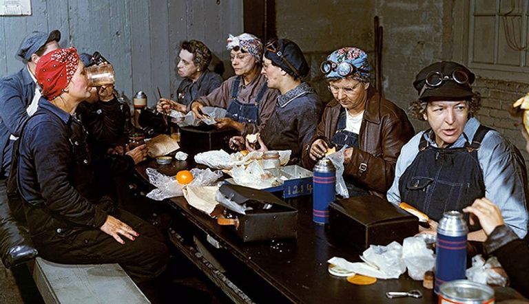 العاملات يتناولن الغداء عام 1943.