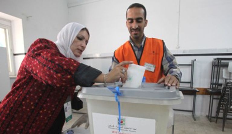 فلسطينية تقترع في انتخابات سابقة - أرشيفية