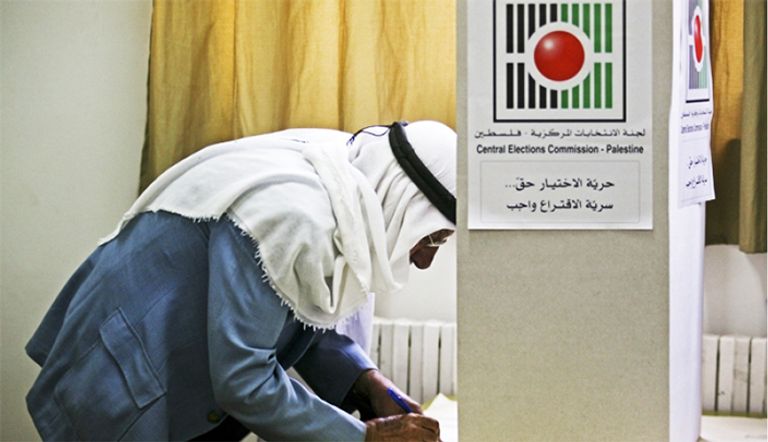 مواطن فلسطيني يدلي بصوته في الانتخابات السابقة 