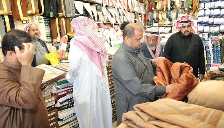 السعوديون ينفقون أكثر من ضعف ما تنفقه السعوديات على الملابس شهريا