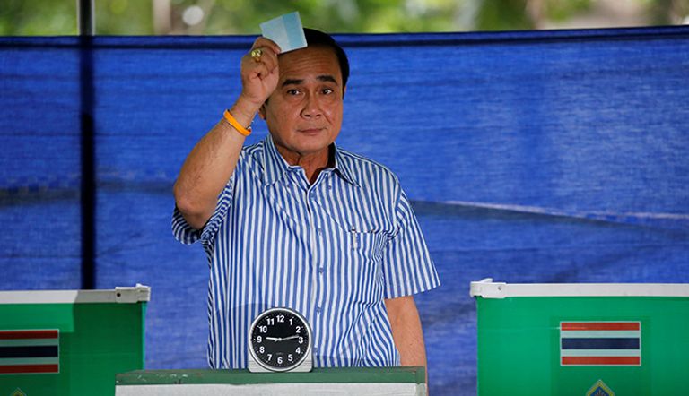 رئيس وزراء تايلاند يدلي بصوته في استفتاء الأحد