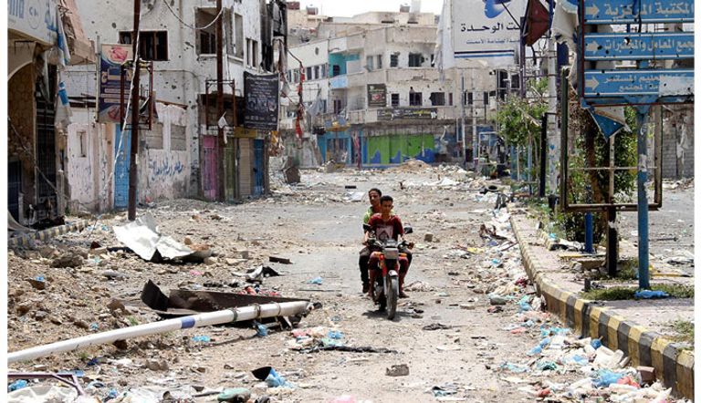 محاصرة الحوثيون لمدينة تعز اليمنية 