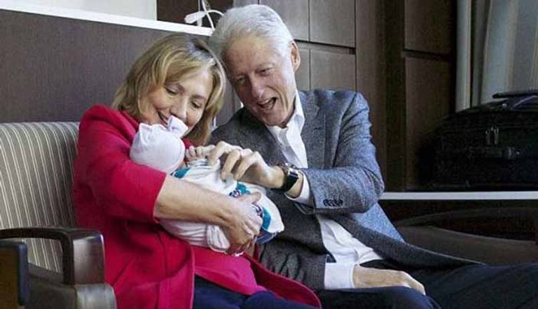 الجدان كلينتون مع  حفيدتهما الأولى شارلوت
