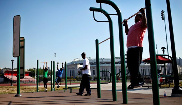 أشخاص يمارسون تمارين رياضية في منطقة مفتوحة بنيويورك -رويترز.