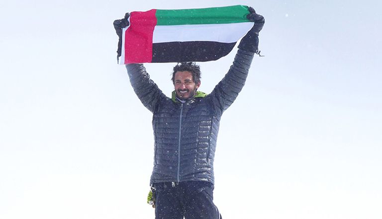 الشيخ محمد بن عبدالله آل ثاني يرفع العلم على قمة دينالي