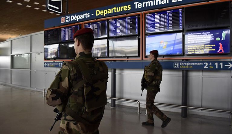 أفراد من الجيش الفرنسي في مطار شارل ديجول