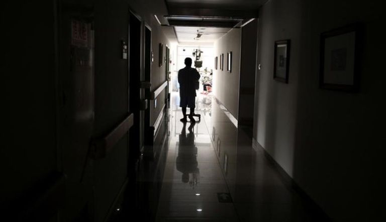 مريض بالسرطان يسير في مستشفى في الصين.
