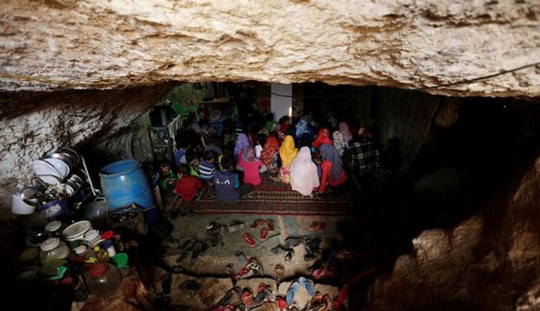 تلاميذ يتلقون دروسا داخل كهف في ترملا بمحافظة إدلب السورية