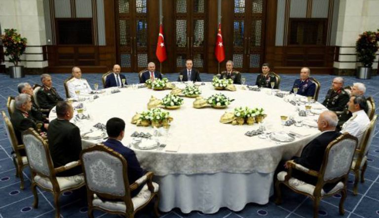 أردوغان ورئيس وزرائه مع أعضاء المجلس العسكرى الأعلى
