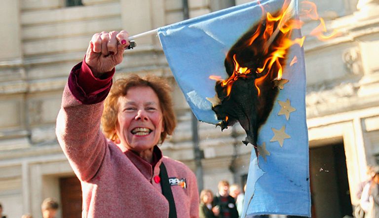إحدى المؤيدات للانفصال تحرق علم الاتحاد الأوروبي