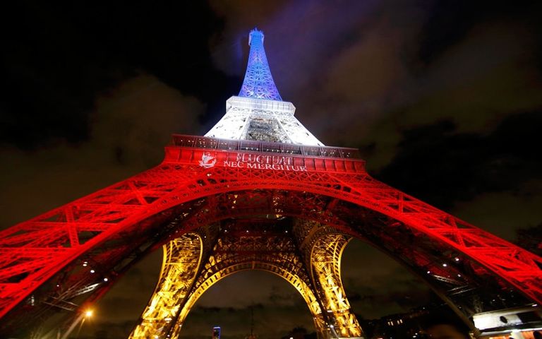 برج إيفل عقب هجمات باريس