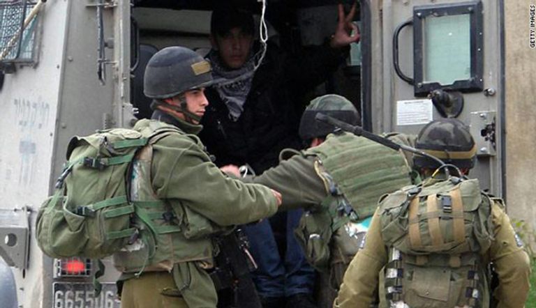 قوات الاحتلال تعتقل 10 فلسطينيين من الخليل 