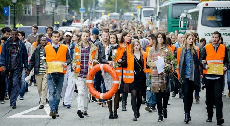 صورة أرشيفية لمظاهرة هولندية دعماً للاجئين (أ ف ب)
