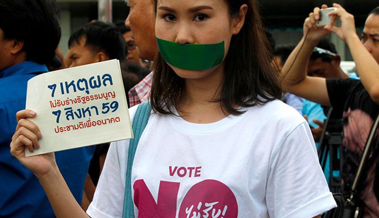 متظاهرة تايلاندية تعارض الحكومة العسكرية